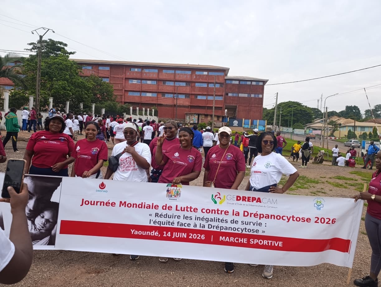 Marche de sensibilisation dans les rues de Yaoundé pour la Journée mondiale de la drépanocytose.