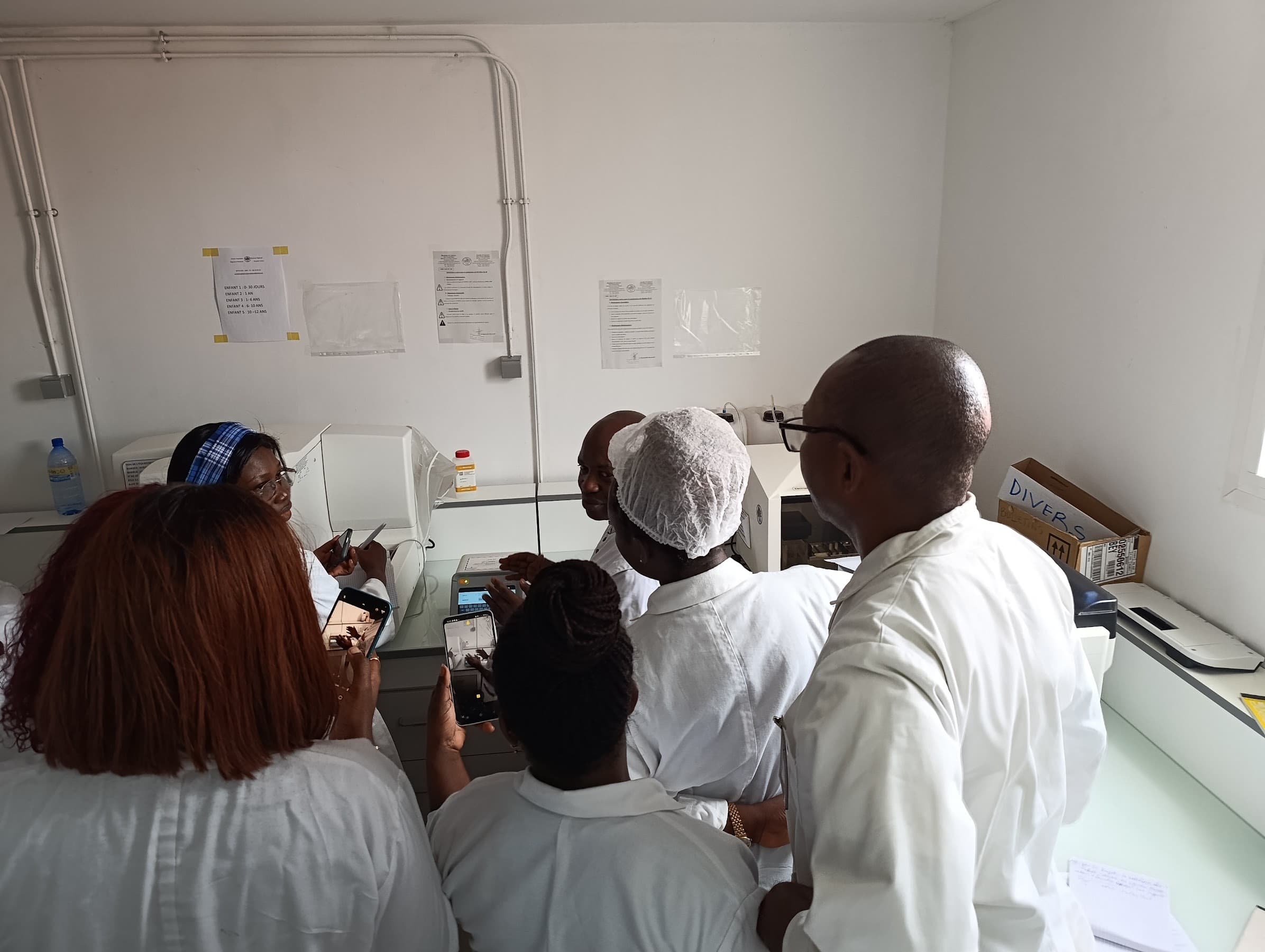 Séance de formation avec des soignants dans un centre de santé.