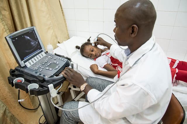 Consultation médicale dans un centre de santé, dans le cadre du suivi de la drépanocytose.