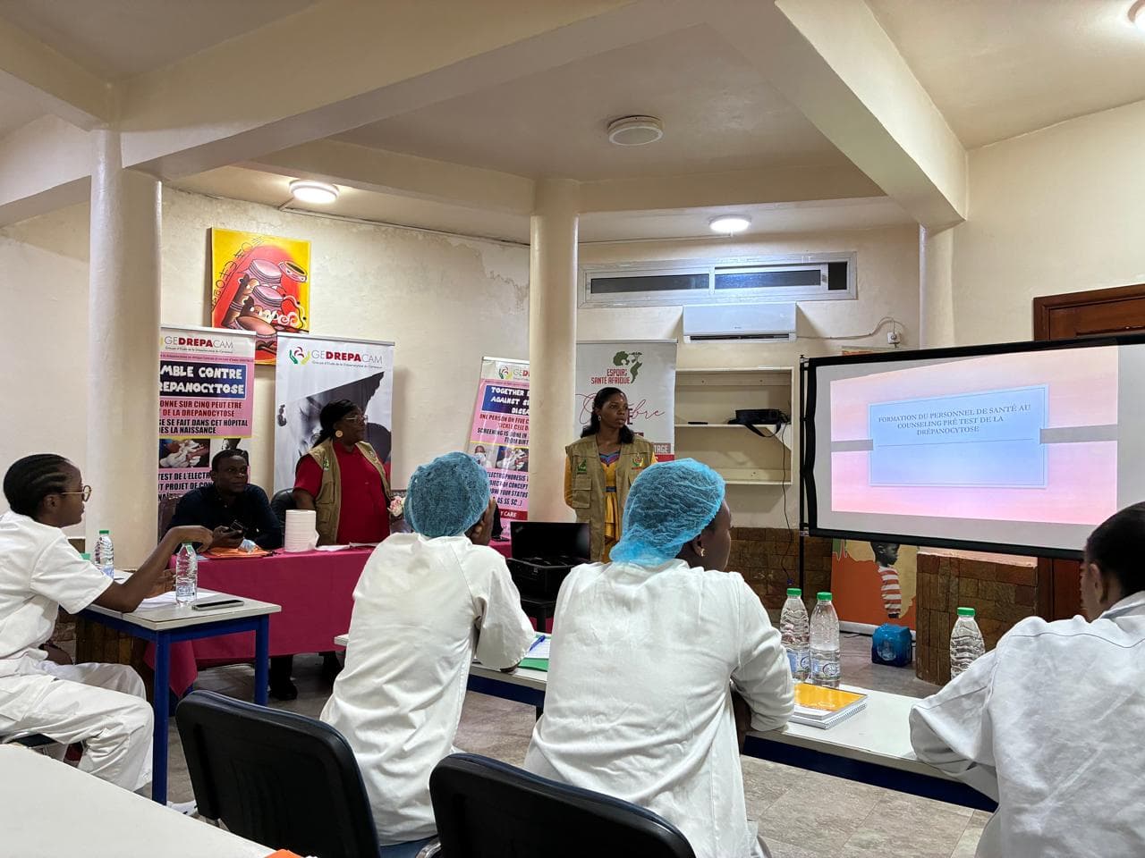 Formation du personnel du laboratoire du centre de santé ESA à Douala.