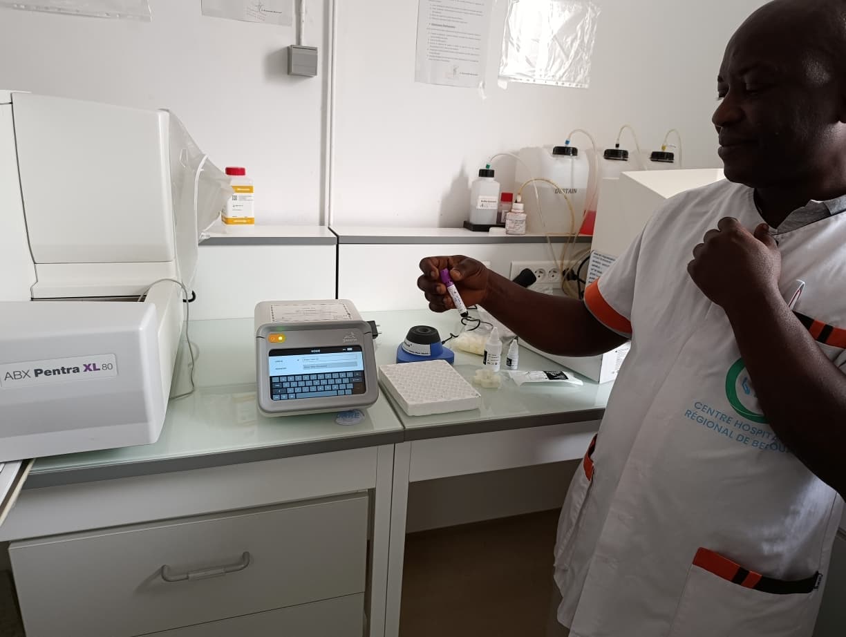 Analyse de gouttes de sang en laboratoire.