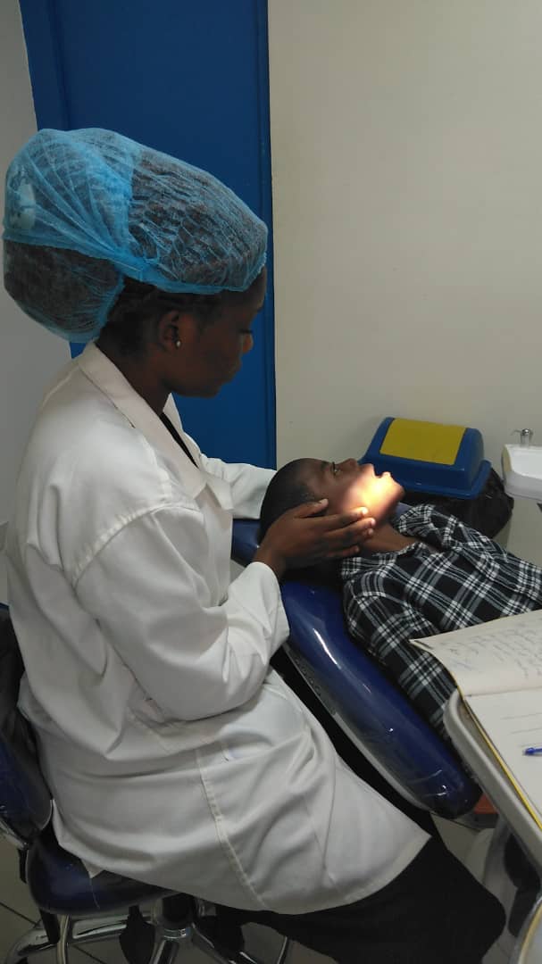 Consultation odontologique gratuite à l'hôpital Laquintinie de Douala.
