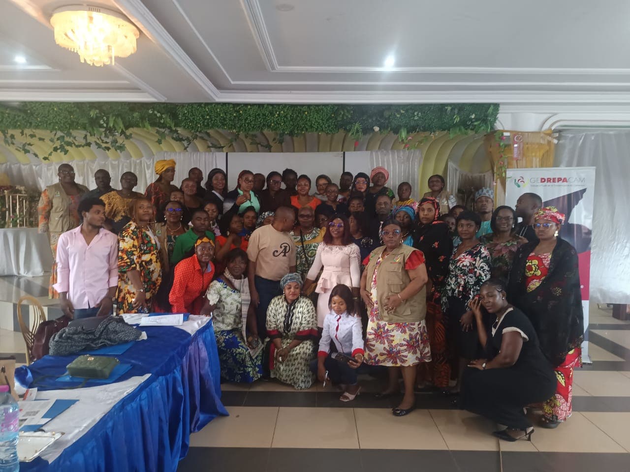 Un participant consulte le guide lors d’un atelier.